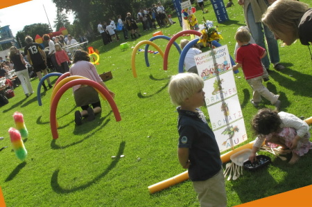 Bunte Spielstationen mit flexibelen Angeboten begeistern die Kinder beim Sommerfest der UNI-Klinik in Heidelberg.